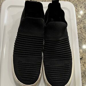 Wonderly ladies Black Slip-On sneakers size 9. Shoes